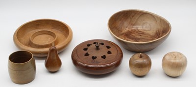 Lot 75 - A box of assorted treen to include a turned...