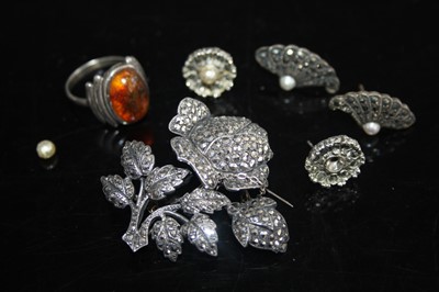 Lot 398 - A small quantity of costume jewellery, to...