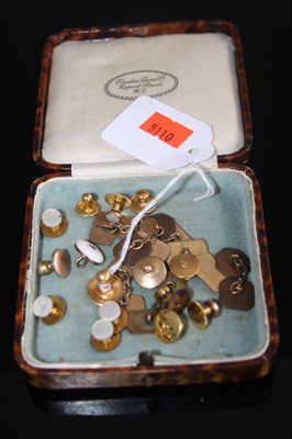 Lot 409 - A gent's 18ct gold single collar stud,1.6g;...