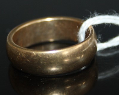 Lot 431 - A 9ct gold wedding band, 5.2g, size L