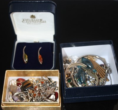 Lot 441 - Assorted costume jewellery to include...
