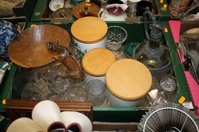 Lot 624 - A box of miscellaneous items, to include late...
