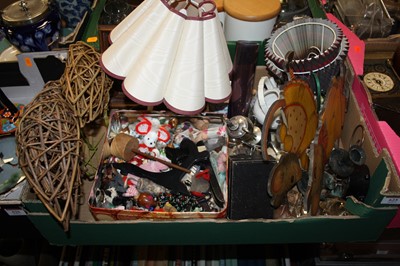 Lot 625 - A box of miscellaneous items, to include...