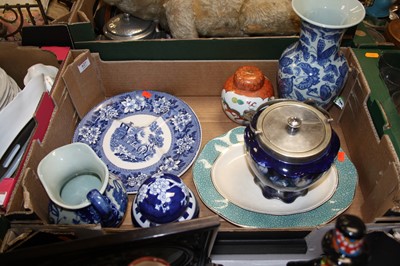 Lot 627 - A box of miscellaneous items, to include a...
