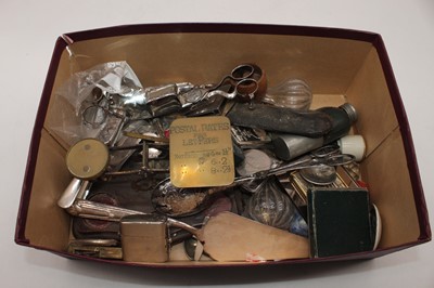 Lot 365 - A box of miscellaneous items, to include a set...
