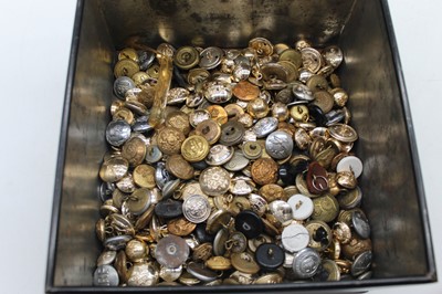 Lot 372 - Mixed vintage buttons, mainly military examples
