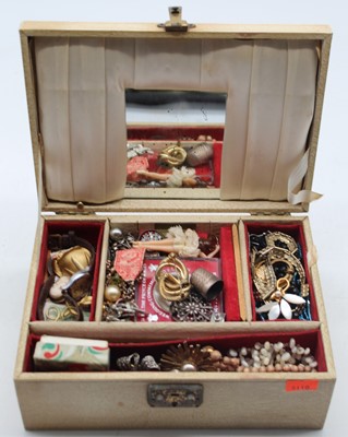 Lot 373 - A vintage jewellery box containing costume...