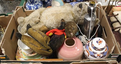 Lot 647 - A box of miscellaneous items to include a...
