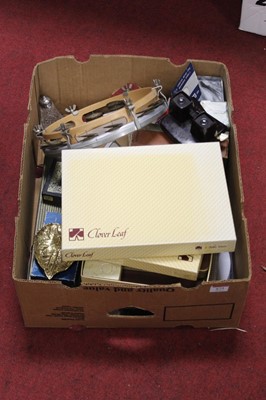 Lot 673 - A box of miscellaneous items to include a box...