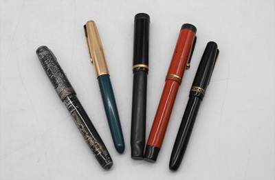 Lot 476 - Five various fountain pens, to include Parker...