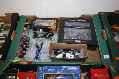 Lot 685 - A collection of diecast and other scale models...