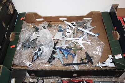 Lot 694 - A box of loose modern issue model aircraft to...