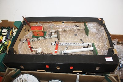 Lot 696 - A box of assorted 00 gauge locomotives and...