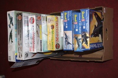 Lot 702 - A box of plastic kits to include Revell,...