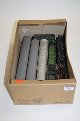 Lot 601 - A collection of loose 00 gauge rolling stock...