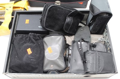 Lot 608 - A collection of cameras and accessories to...
