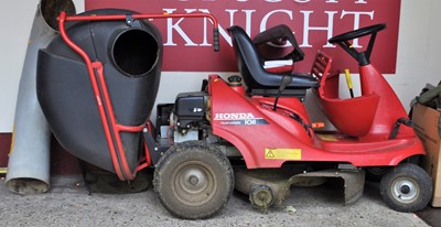 Lot 1187 - A Honda H1011 petrol-driven ride-on lawnmower,...