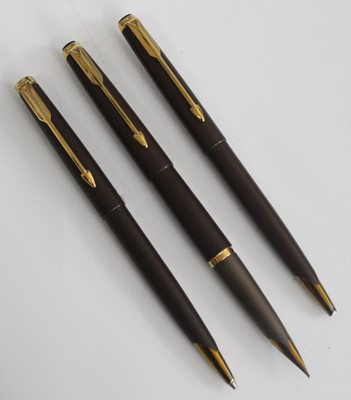 Lot 127 - A Parker 50 Falcon fountain with matching...