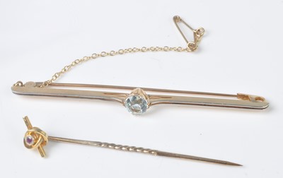 Lot 2520 - A yellow metal aquamarine bar brooch,...