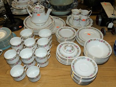 Lot 122 - An extensive Paragon Fine Bone China dinner...