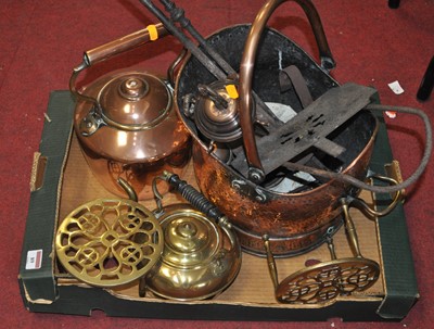 Lot 89 - A collection of metalware to include a...