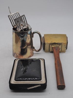Lot 212 - A box containing a collection of miscellaneous...