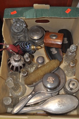 Lot 218 - A box of miscellaneous items to include an...