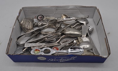 Lot 259 - A small collection of miscellaneous loose...