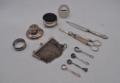 Lot 270 - A small collection of miscellaneous items to...