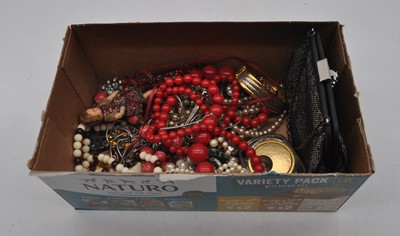 Lot 274 - A small collection of costume jewellery to...