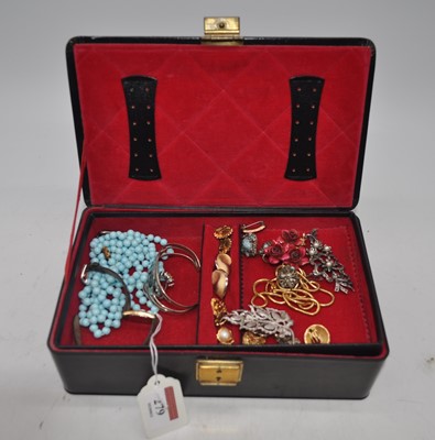Lot 279 - A small collection of costume jewellery to...