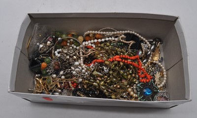 Lot 282 - A box of miscellaneous costume jewellery to...