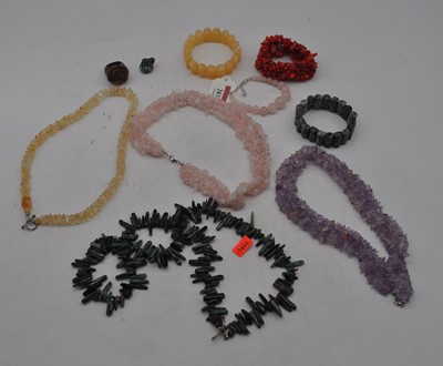Lot 283 - A small collection of costume jewellery to...