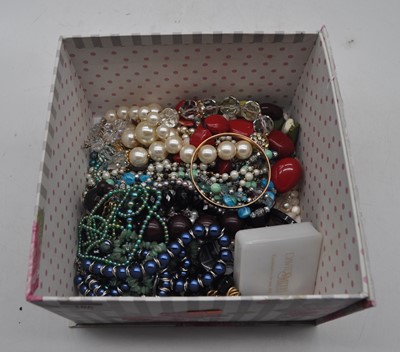 Lot 286 - A collection of miscellaneous costume...