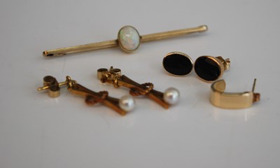 Lot 324 - A 9ct gold and opal set safety pin bar brooch,...