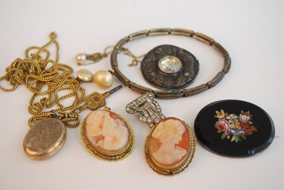 Lot 335 - Assorted costume jewellery to include two...