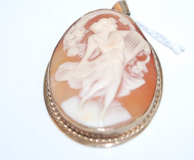 Lot 346 - A modern carved shell cameo brooch in 9ct gold...
