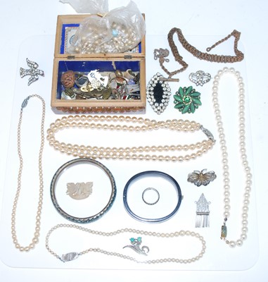 Lot 356 - Assorted costume jewellery to include faux...