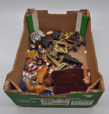 Lot 469 - A box of miscellaneous items to include brass...