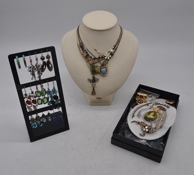 Lot 470 - A collection of miscellaneous costume...