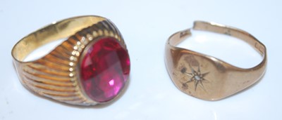 Lot 363 - A 9ct gold gent's signet ring, 'gypsy' set...