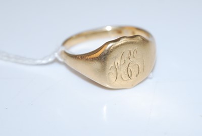Lot 379 - A gent's 18ct gold signet ring, 9.8g, size S/T,...
