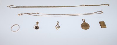 Lot 387 - Assorted 9ct gold items, to include wedding...