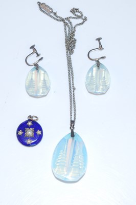 Lot 392 - An enamel and seed pearl pendant, circa 1900;...