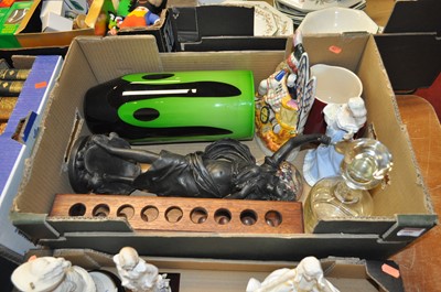 Lot 400 - A collection of various items to include a...