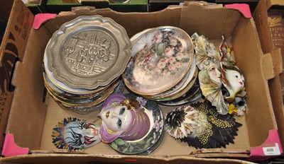 Lot 408 - A box of various collectors' plates and wall...