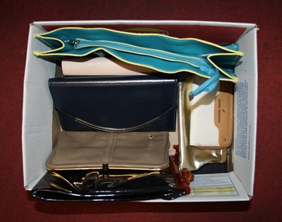 Lot 580 - A box of vintage lady's handbags