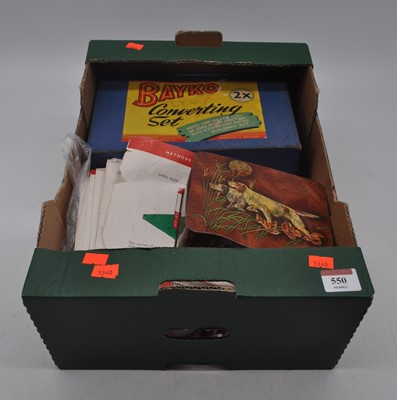 Lot 550 - A box of vintage Bayko to include a converting...