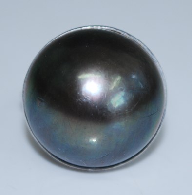 Lot 2542 - A white metal pearl dress ring, featuring a...