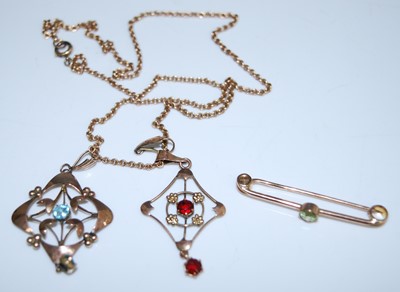 Lot 2576 - Four pieces of jewellery, comprising a rose...